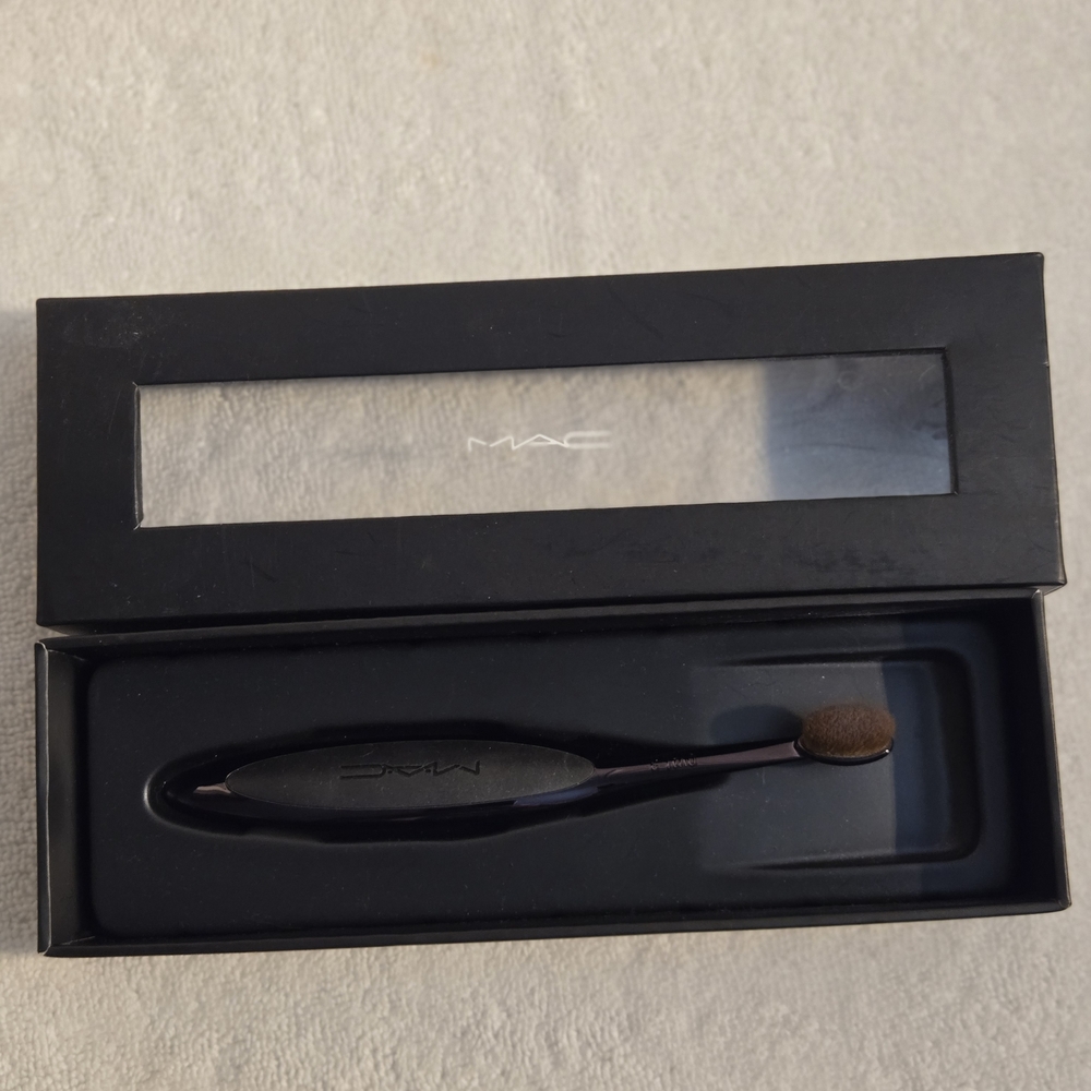 MAC Cosmetics Precision Grooming Tool - Black
